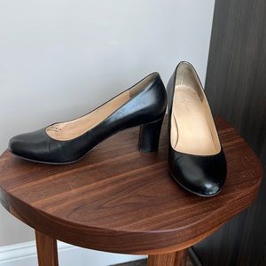 Cole Haan Round Toe Leather Pump Size 7.5 M